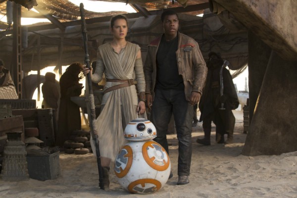 Rey, Finn e BB-8: protagonistas de 'Star Wars: Episódio VII - O Despertar da Força' (Foto: Divulgação)
