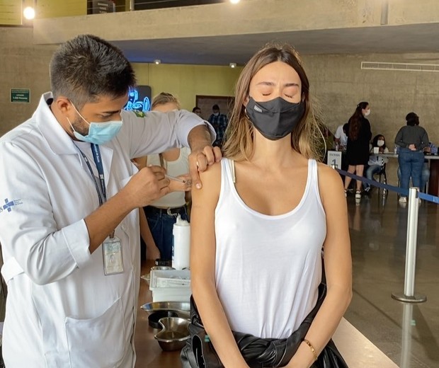 Thaila Ayala é vacinada contra Covid-19 (Foto: Reprodução/Instagram)