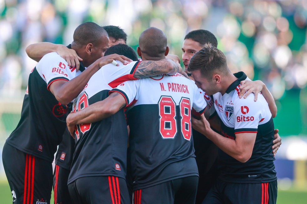 Jogadores do São Paulo comemoram gol contra o Juventude — Foto: Luiz Erbes/AGIF