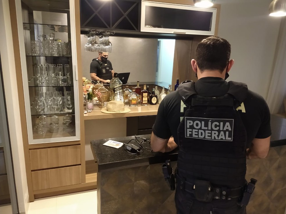 Policial cumpre mandado de busca durante Operação Paralelo — Foto: PF/Divulgação