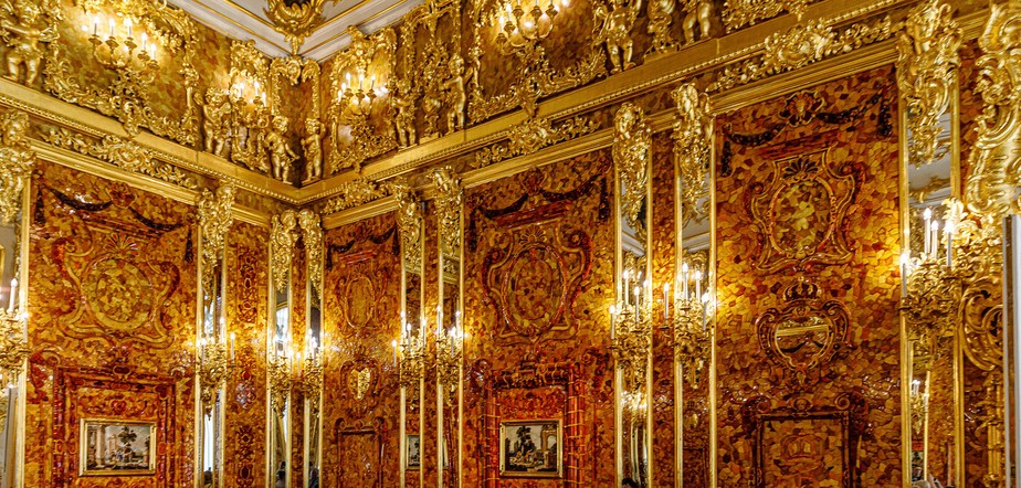 Com painéis de pedras preciosas e detalhes de ouro, o quarto foi estimado em mais de um bilhão de reais