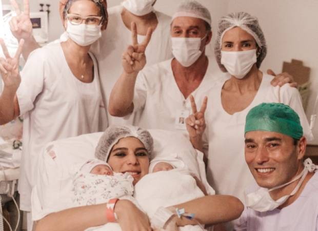 André Rizek e Andréia Sadi após o nascimento dos filhos gêmeos com a equipe médica (Foto: Reprodução/Instagram)
