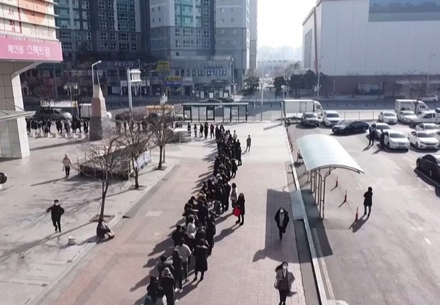 BBC: Coronavírus: drone mostra fila enorme por máscaras na Coreia do Sul (Foto: BBC)