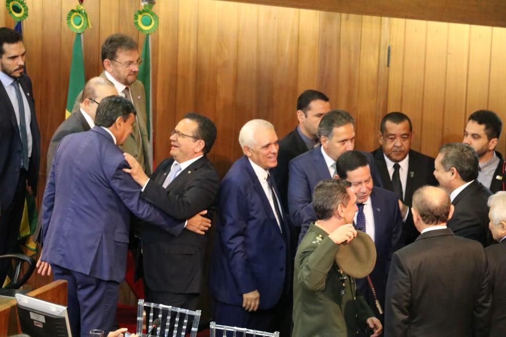 Vice-presidente Hamilton Mourão conversa com parlamentares na Alepi após solenidade.  — Foto: Andrê Nascimento/G1
