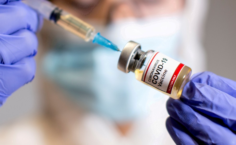 Uma mulher segura um pequeno frasco de vacina contra a Covid-19 em 30 de outubro de 2020 — Foto: Dado Ruvic/Reuters