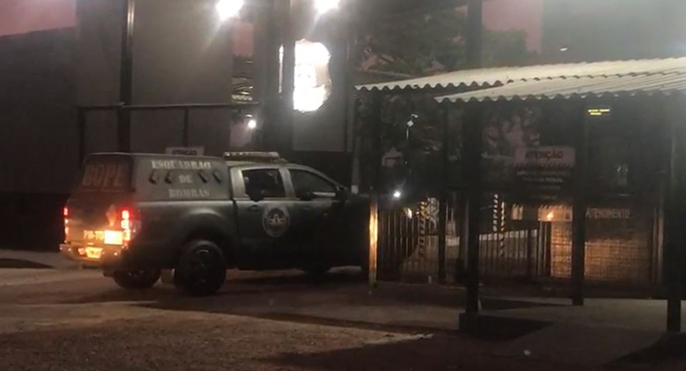 Policiais fazem revista em presídios — Foto: Reprodução/TV Anhanguera