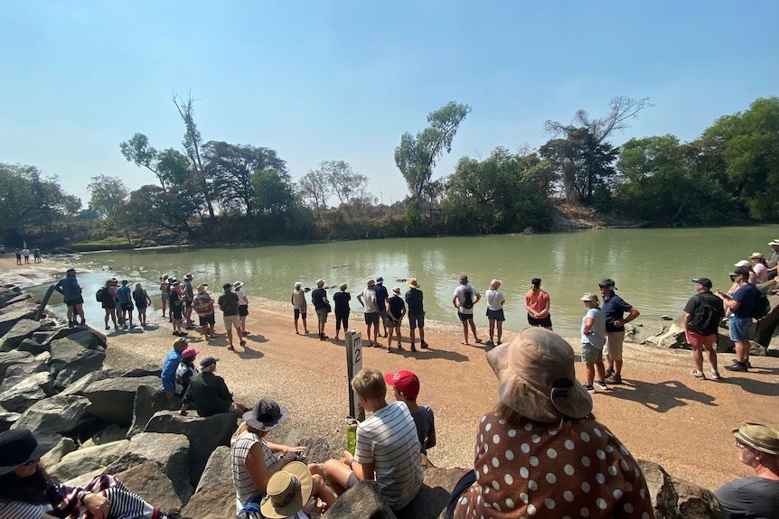 As pessoas ficaram muito próximas da água, repleta de crocodilos enormes (Foto: Reprodução/ ABC)