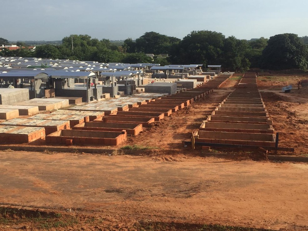 Dracena construiu 100 gavetas no cemitério da cidade devido à pandemia de Covid-19 — Foto: Claudinei Troiano/TV Fronteira