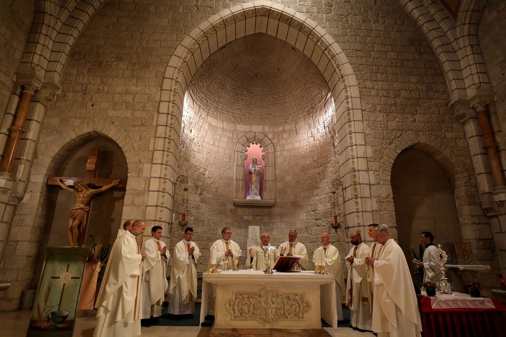 Missa foi celebrada na igreja da Nossa Senhora da Paz, em Jerusalém, nesta sexta-feira (29), abrindo as comemorações pela chegada da relíquia da manjedoura  — Foto: Gali Tibbon / AFP