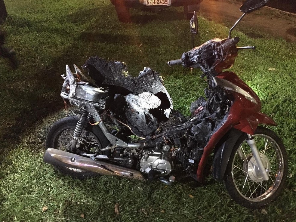 Motociclista disse não entender o que levou a moto a pegar fogo — Foto: Reprodução/Redes sociais