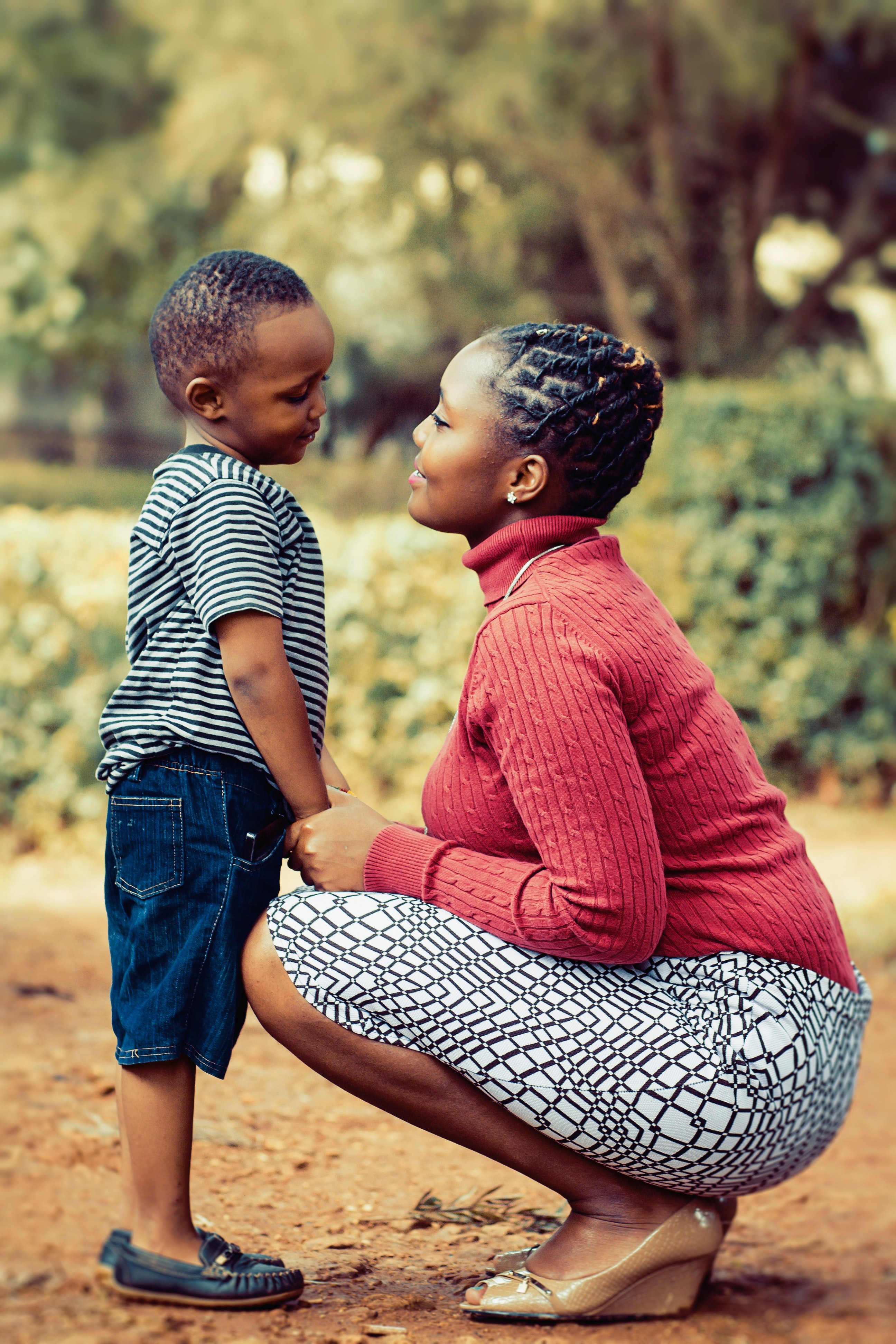 Mãe conversando com o filho (Foto: Nicholas Githiri/Pexels)
