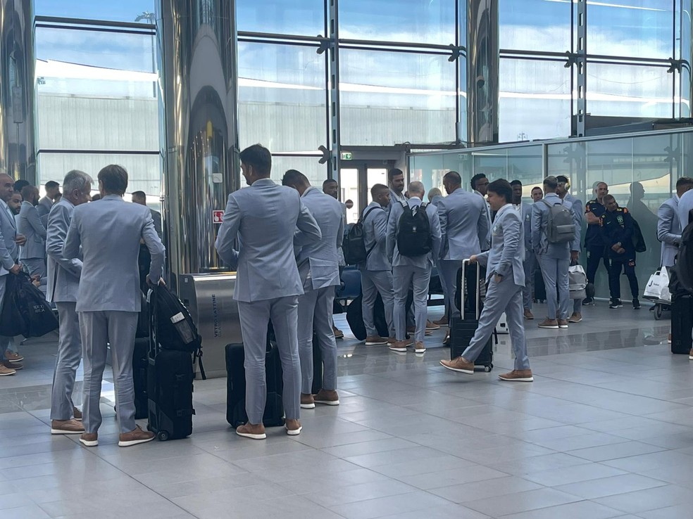 Embarque da seleção brasileira em Turim rumo ao Catar — Foto: Marcelo Courrege