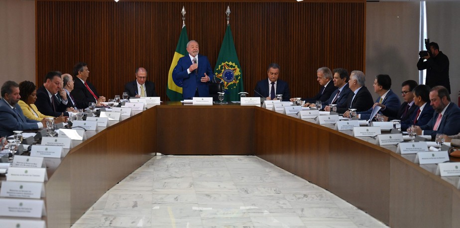 Lula, ao centro, na primeira reunião com o novo Ministério