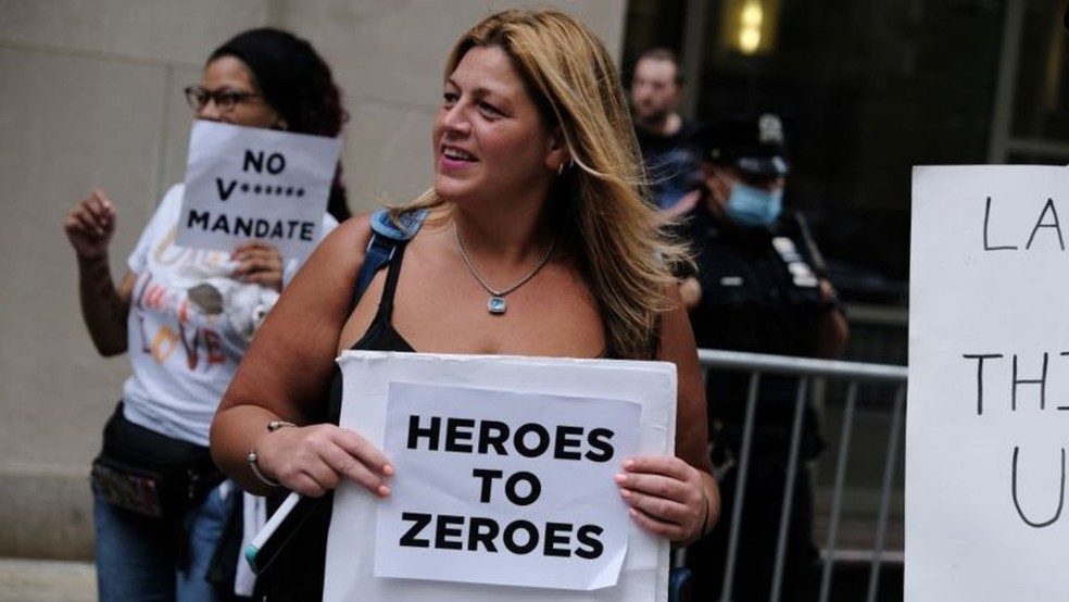 Os profissionais de saúde reclamam que, depois de considerados heróis, estão sendo obrigados a se vacinar — Foto: Getty Images/BBC