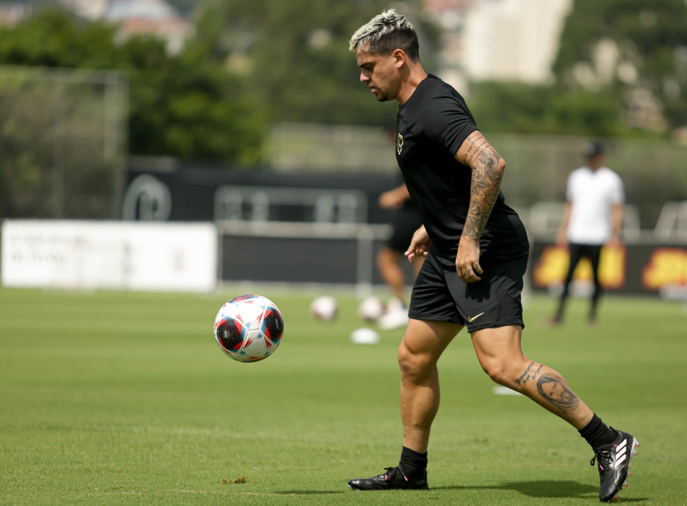 Com Fagner e Rafael Ramos em campo, Corinthians volta a treinar após folga