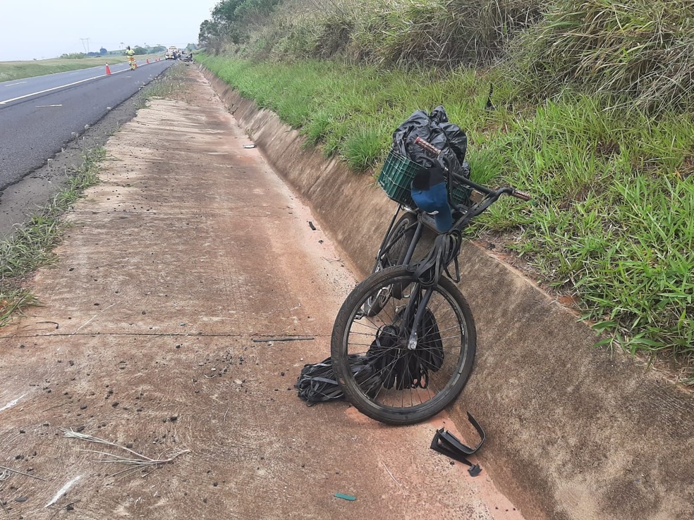 Ciclista foi atingido no acostamento da rodovia em Santa Cruz do Rio Pardo — Foto: Adolfo Lima/ TV TEM 