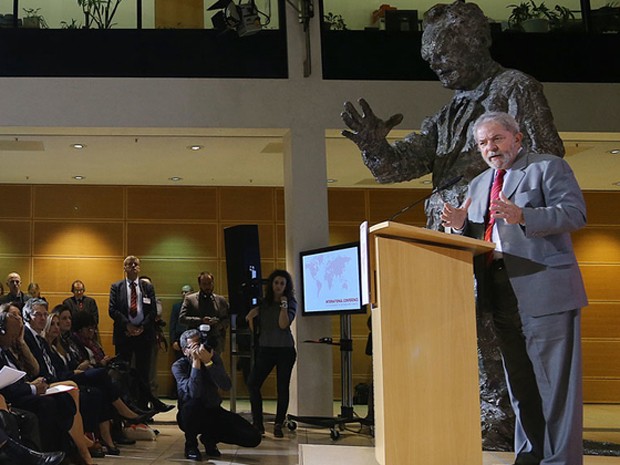 O ex-presidente Lula, durante discurso em conferência na Alemanha (Foto: Ricardo Stuckert/Instituto Lula)