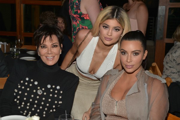 Kris Jenner com as filhas Kim Kardashian e Kylie Jenner (Foto: Getty Images)