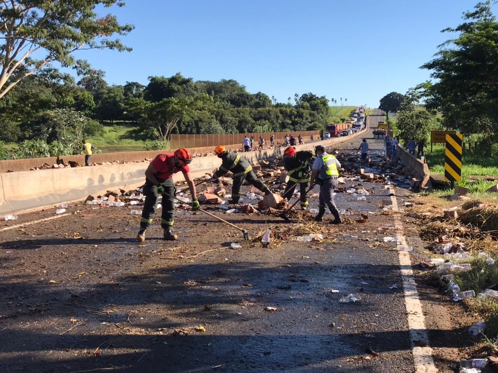 Equipes realizando limpeza na Rodovia Euclides da Cunha em Santa Fé do Sul  — Foto: Arquivo Pessoal 