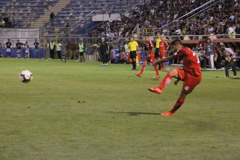Momento exato da cobran&ccedil;a de Sobis que resultou no gol &mdash; Foto: Eduardo Deconto / GloboEsporte.com