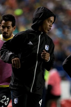 Ronaldinho se aquece no banco do Querétaro (Foto: AP)