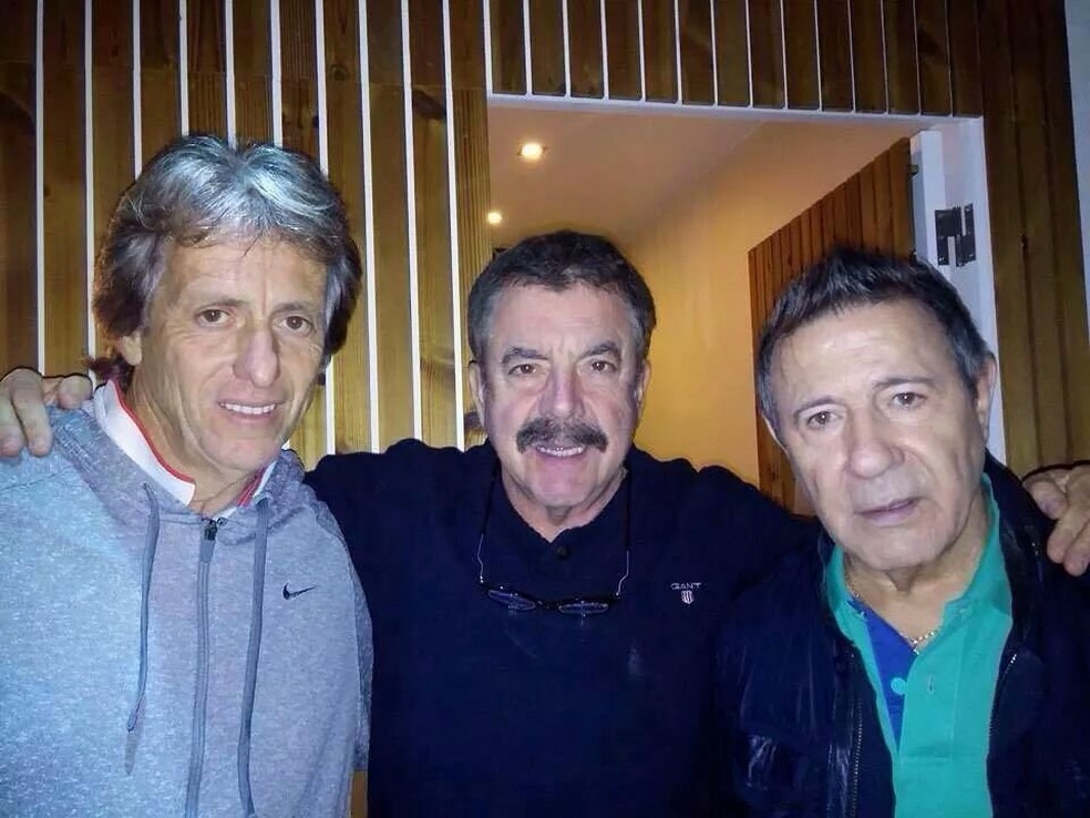 Jorge Jesus com cantores portugueses, entre eles José Malhoa (verde) — Foto: Reprodução Twitter