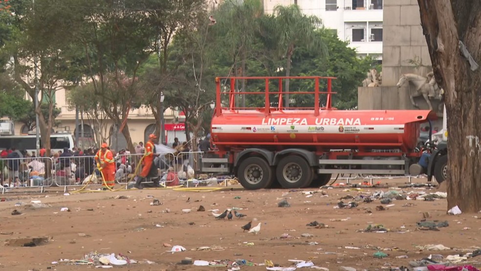 Grades instaladas pela Prefeitura de São Paulo na Praça Princesa Isabel, no Centro de São Paulo. — Foto: Reprodução/TV Globo