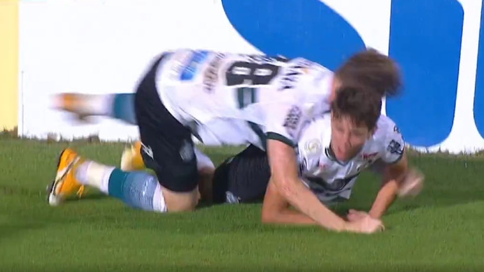 Natanael pula para comemorar com Luiz Henrique e leva baita tombo em comemoração de gol do Coritiba — Foto: Reprodução