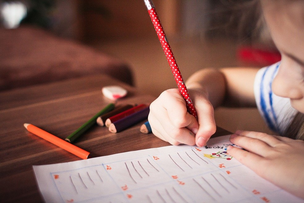 Escrever à mão promove desenvolvimento cerebral, independente do que você está escrevendo — Foto: Reprodução/Pixabay