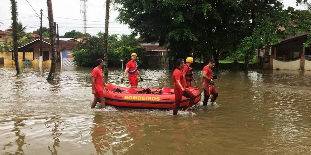 Em Bertioga, alagamento causado por temporal atingiu ruas, caladas e residncias