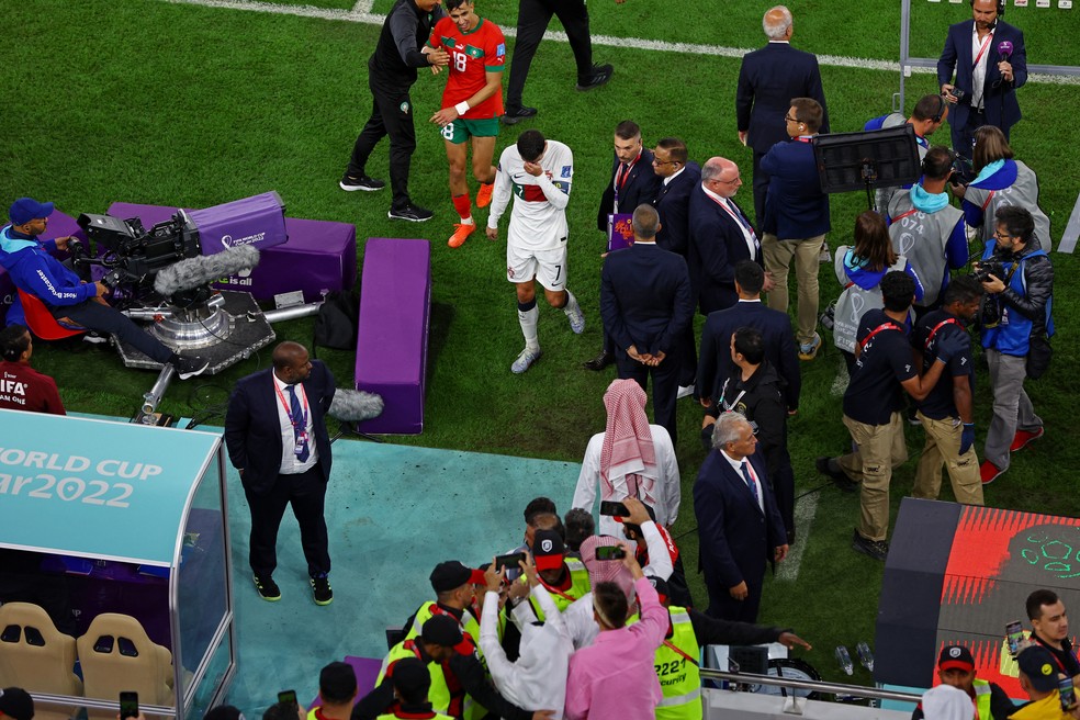 Cristiano Ronaldo chora na saída de campo após a eliminação na Copa do Mundo — Foto: Reuters