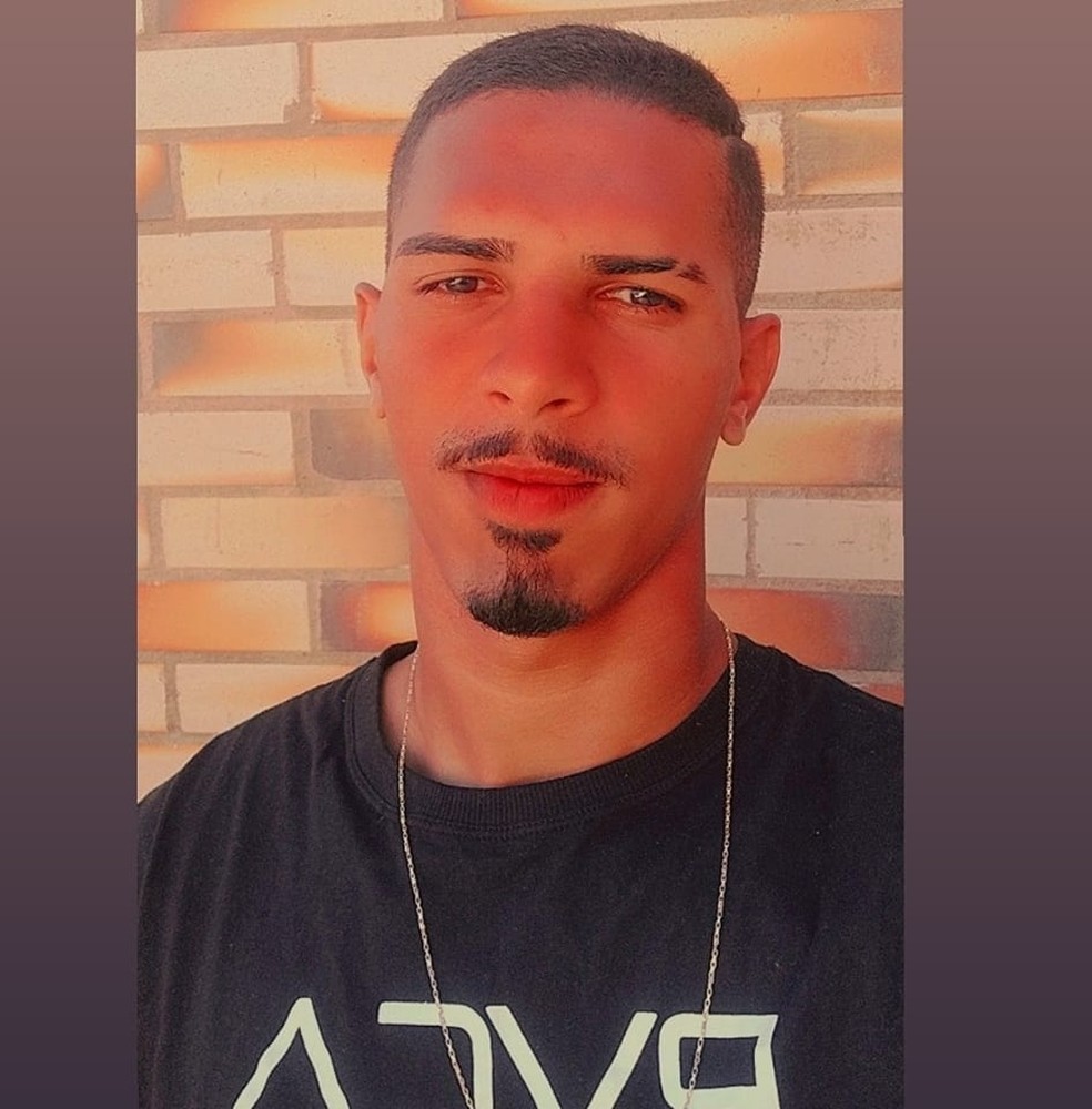 Alessandro Paiva, de 22 anos, morreu depois de ser baleado na frente de casa noturna em Cabo Frio — Foto: Reprodução/Facebook