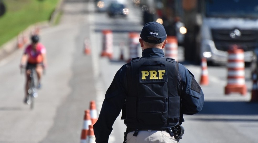 Foragido da Justi&ccedil;a por estelionato &eacute; preso durante abordagem policial em rodovia na Bahia. &mdash; Foto: PRF / Reprodu&ccedil;&atilde;o 