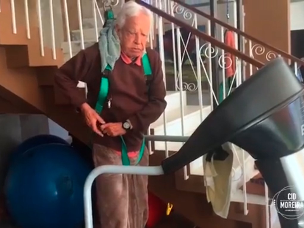 Cid Moreira mostra que sabe se virar sozinho para colocar o cinto de segurança para caminhar na esteira (Foto: Reprodução/Youtube)