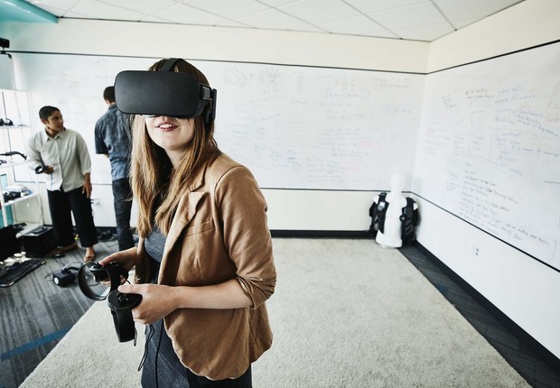 Mulher usa óculos de realidade virtual (Foto: Thomas Barwick via Getty Images)