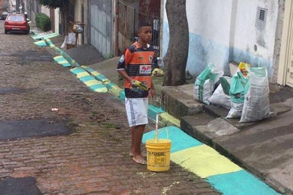 Gabriel Jesus, em 2014, pintava as ruas do Jardim Peri antes da Copa (Foto: Reprodução/Instagram)