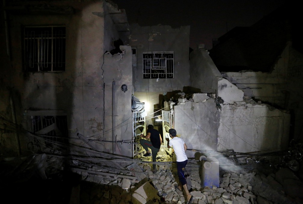 Parte de residÃªncia destruÃ­da em local da explosÃ£o em BagdÃ¡ (Foto: Wissm al-Okili/Reuters)