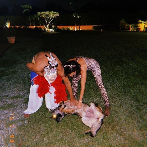 Fernanda Paes Leme e Victor Sampaio curtem feriado de Carnaval ao lado de cachorros (Foto: reprodução/Instagram)