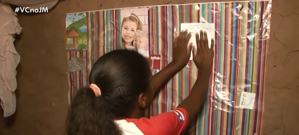 Eloar colou bilhete que ganhou de Joshua, junto com a boneca, na parede do quarto dela — Foto: Reprodução/ TV São Francisco
