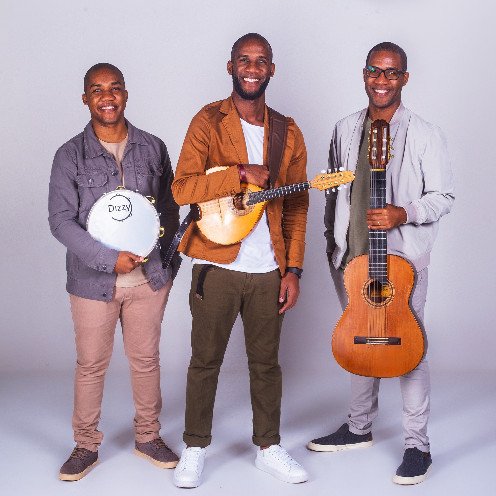 Trio Júlio migra da música instrumental para o samba cantado com 'Coragem'