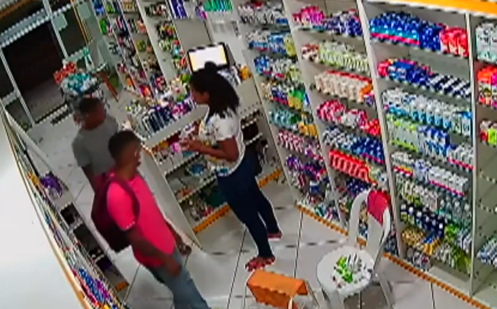VÍDEO: Câmeras de segurança flagram roubos a farmácia e lanchonete em Salvador; ninguém foi preso
