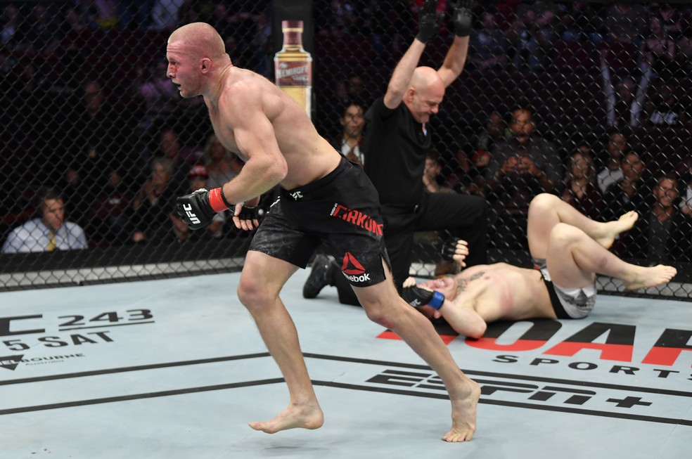 Misha Cirkunov comemora finalizaÃ§Ã£o contra Jimmy Crute â?? Foto: Getty Images