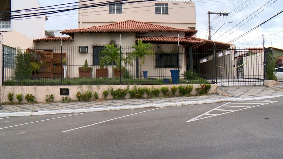 Casa da família, onde aconteceu em incêndio no Centro de Linhares, no Espírito Santo (Foto: Raphael Verly/ TV Gazeta)