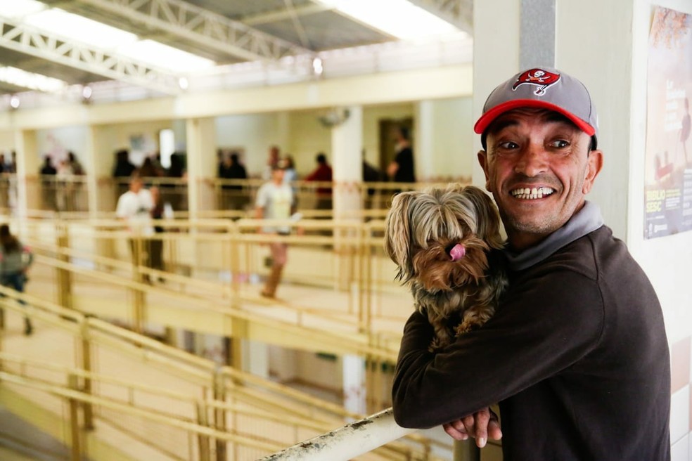 Ricardo foi votar acompanhado do cÃ£o Eros â Foto: Diorgenes Pandini/ NSC ComunicaÃ§Ã£o