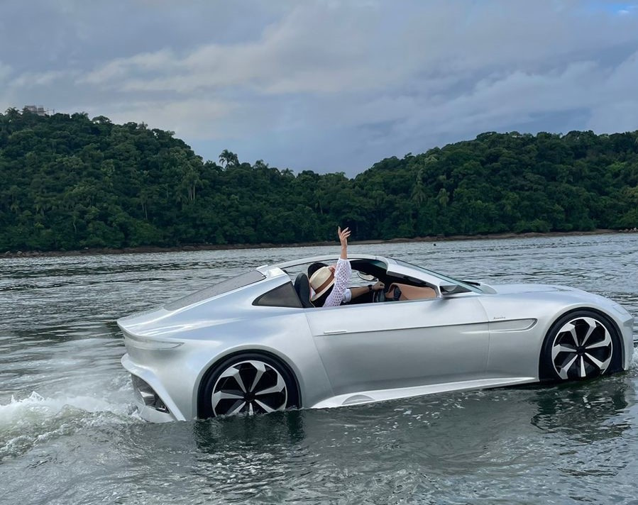 ConheÃ§a o 'carro esportivo de luxo' que anda sobre a Ã¡gua a 100 km/h e estÃ¡ disponÃ­vel para test drive em SC