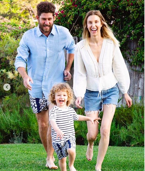A estilista Whitney Port com o marido e o filho (Foto: Instagram)