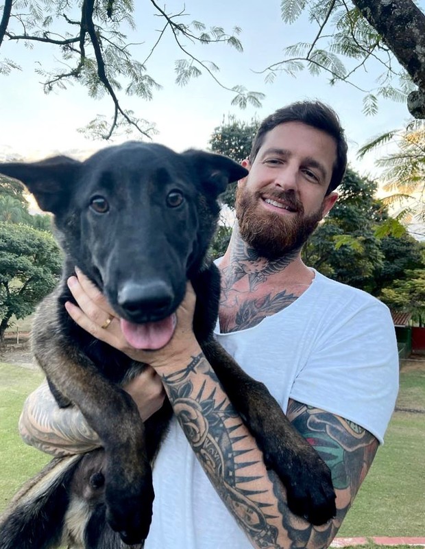 Leandro Dlucca com o cachorrinho Shiva (Foto: Reprodução/Instagram)