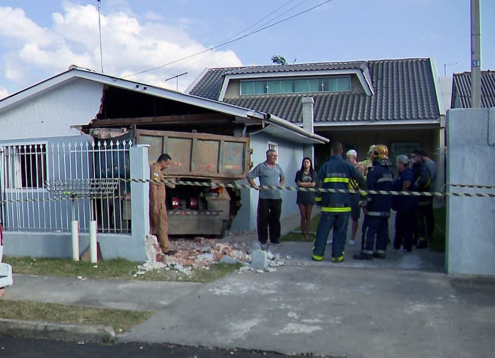 Caminhão desgovernado invadiu uma casa, em Curitiba — Foto: Reprodução/RPC