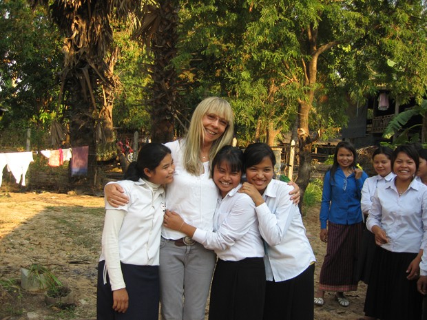 Penelope  with students from the Cambodian Beantey Meanchey GATE ( Girls’ Access To Education) program, near the Thai border. (Foto: Holly Gilliam courtesy Lotus Outreach)