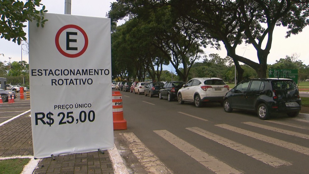 Consórcio passou a cobrar estacionamento do Centro de Convenções Ulysses Guimarães — Foto: TV Globo/Reprodução